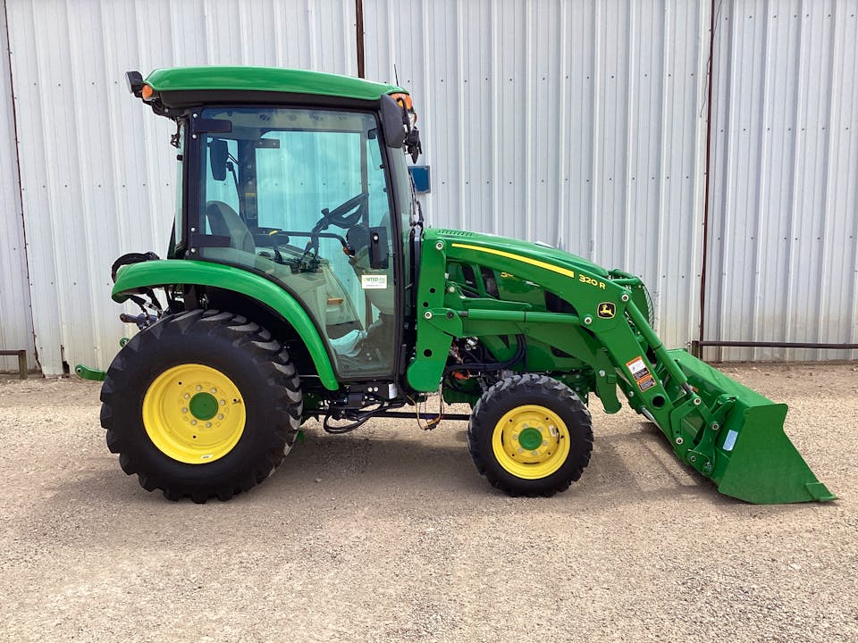 John Deere 3046R