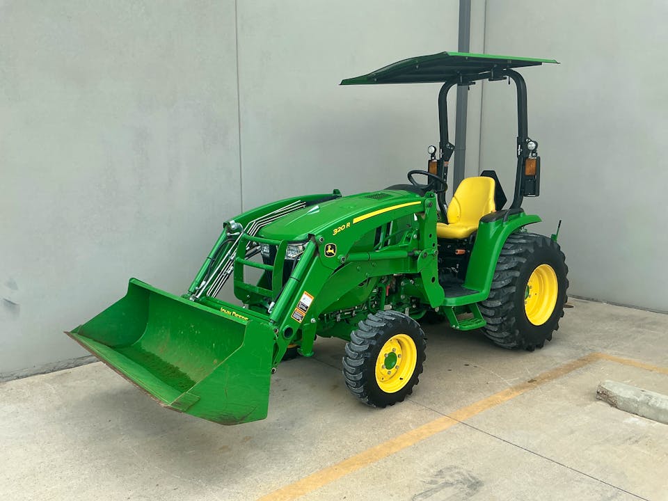 John Deere 3046R