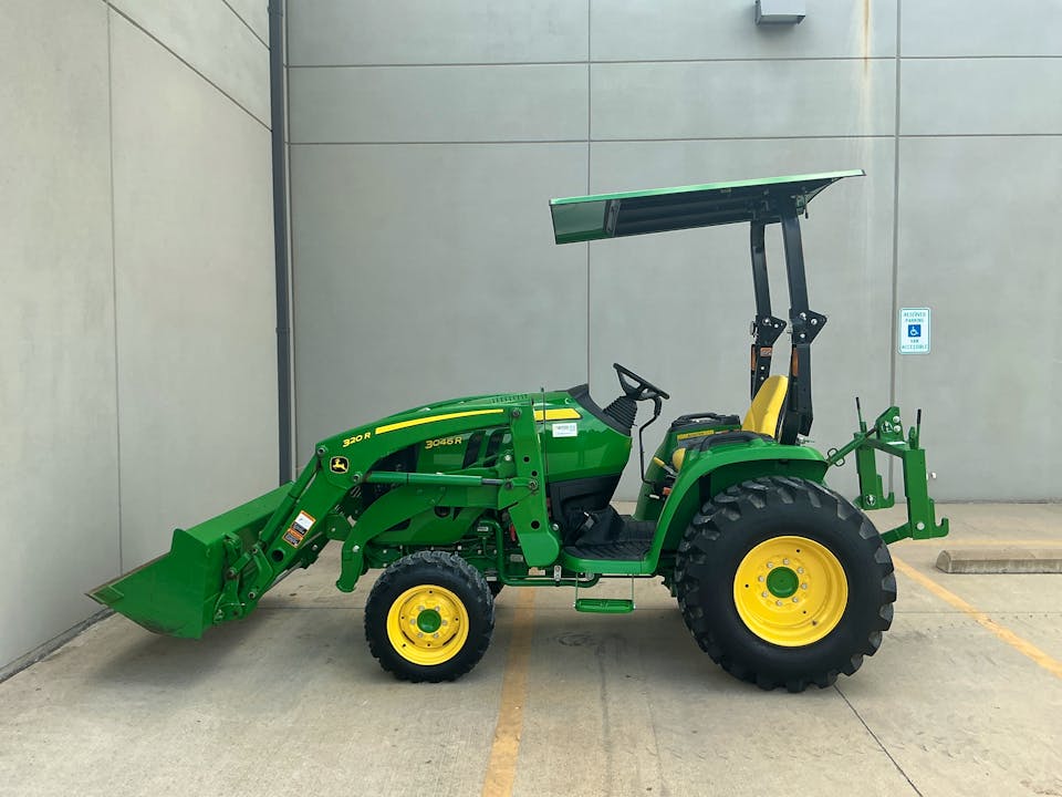 John Deere 3046R