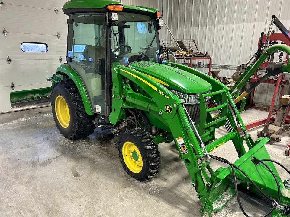 John Deere 3046R