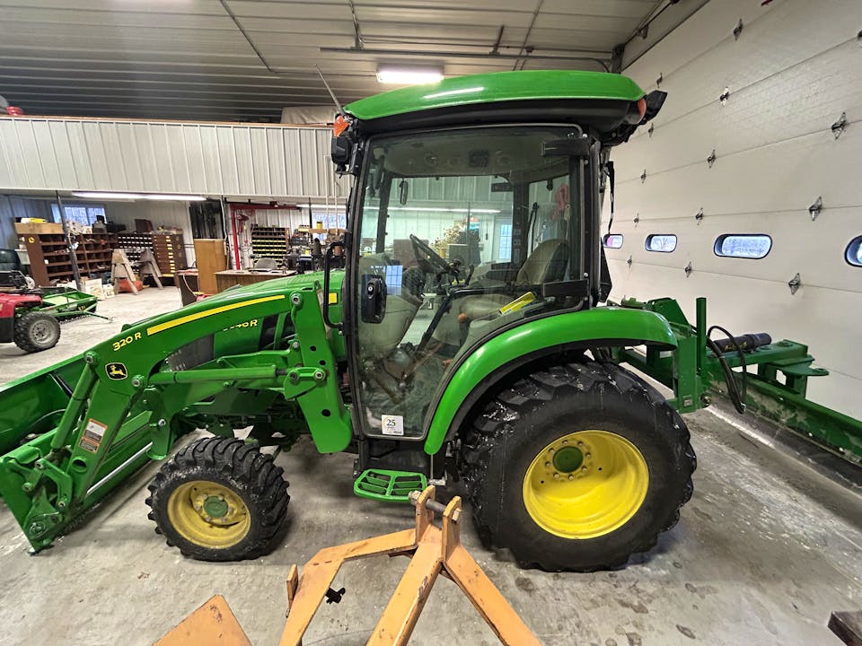 John Deere 3046R