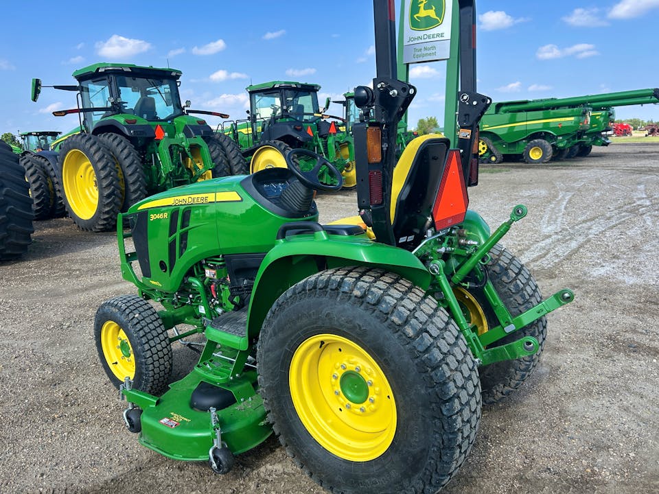 John Deere 3046R