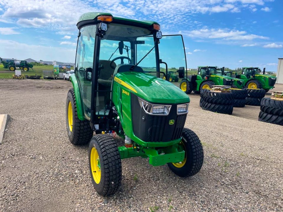 John Deere 3046R