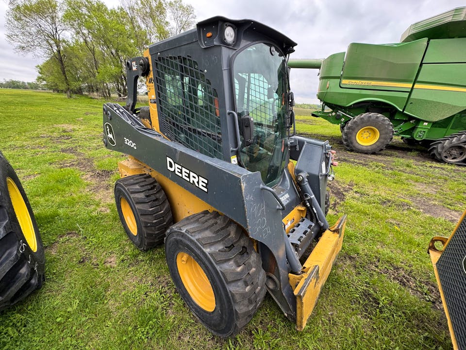 John Deere 320G