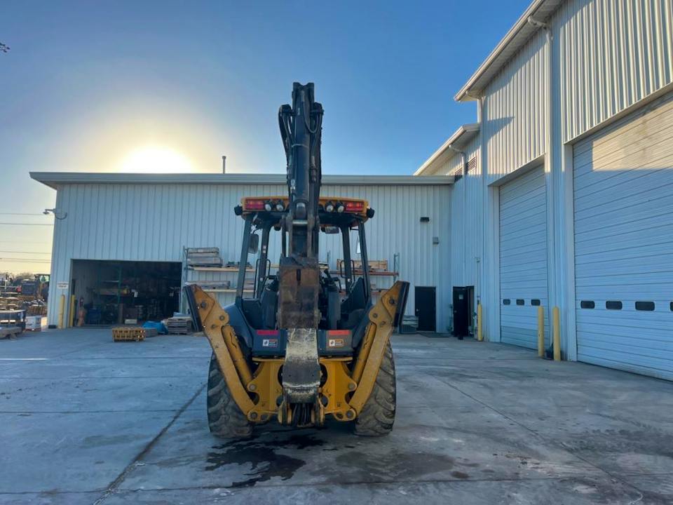 John Deere 320P