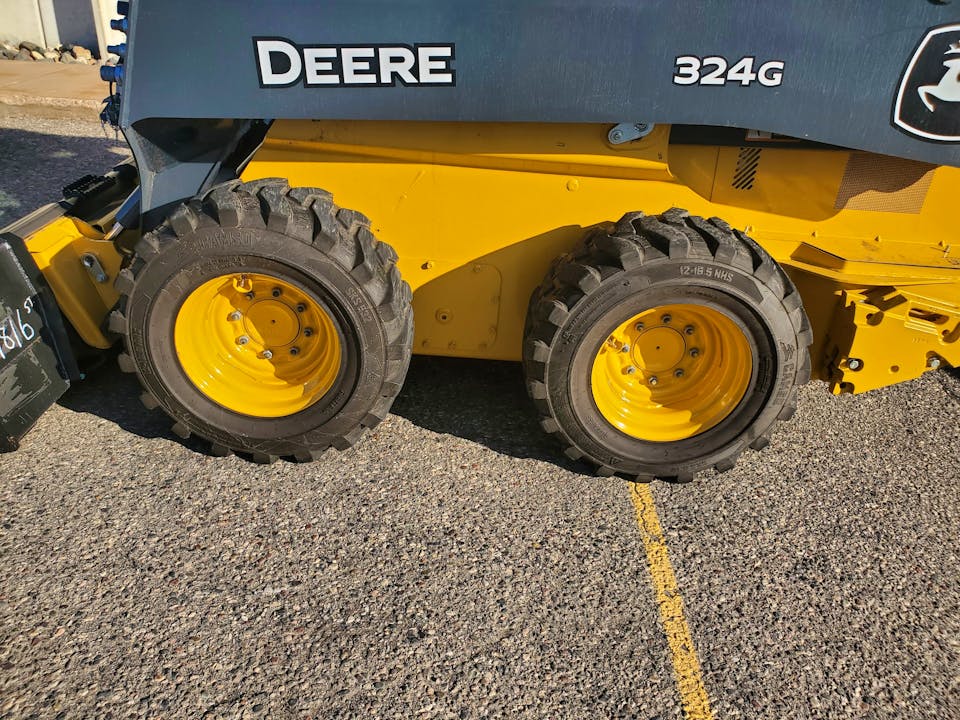 John Deere 324G
