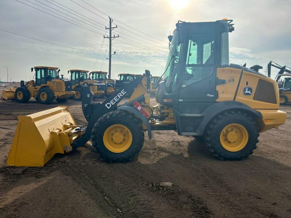 John Deere 324P