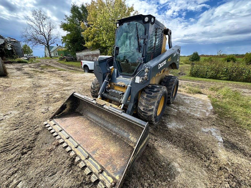 John Deere 332G