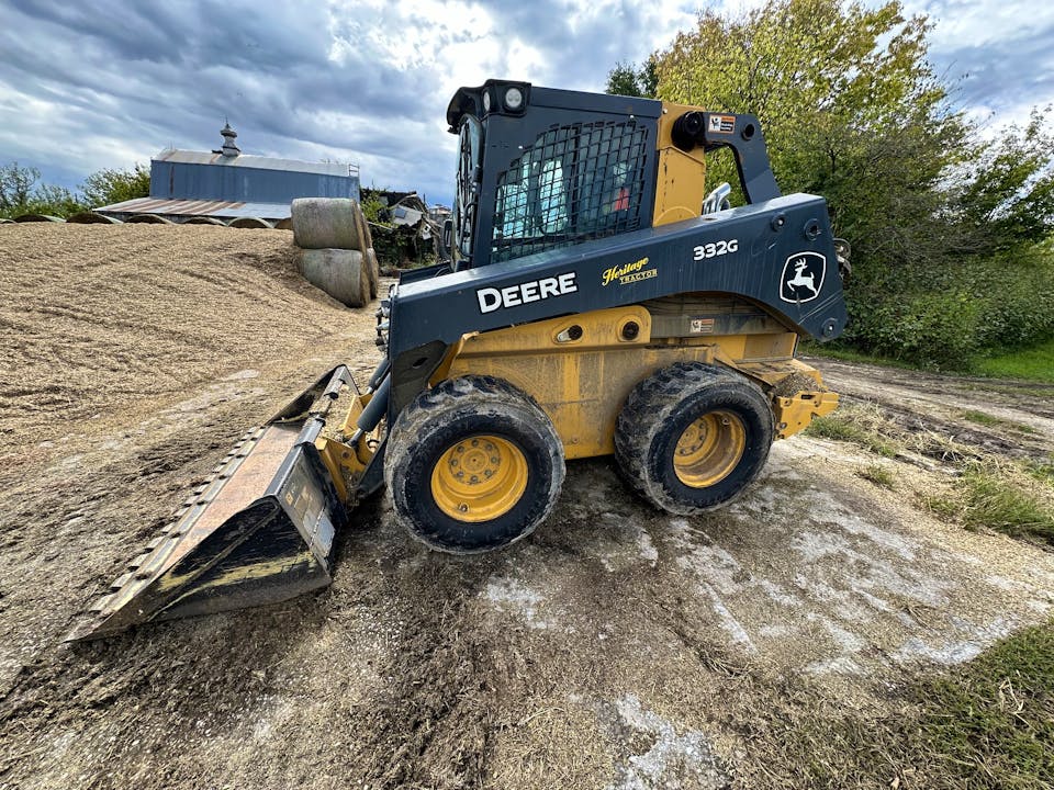 John Deere 332G