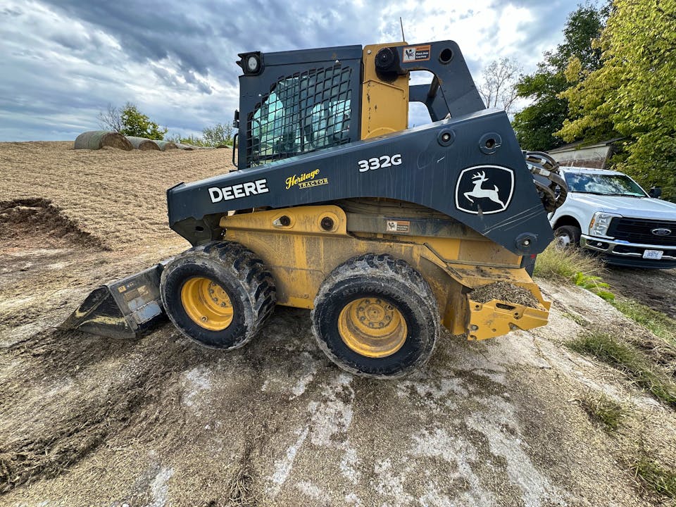 John Deere 332G
