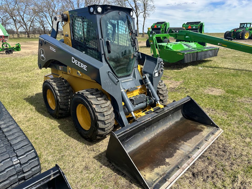 John Deere 332G