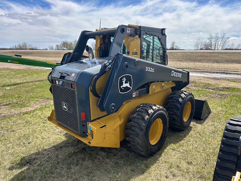 John Deere 332G
