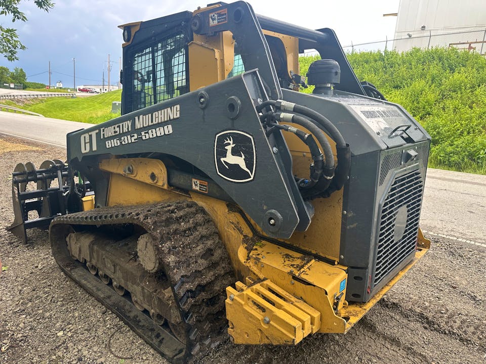 John Deere 335 P