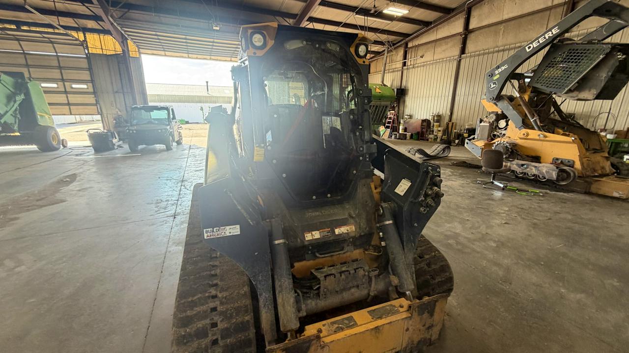 John Deere 335 P