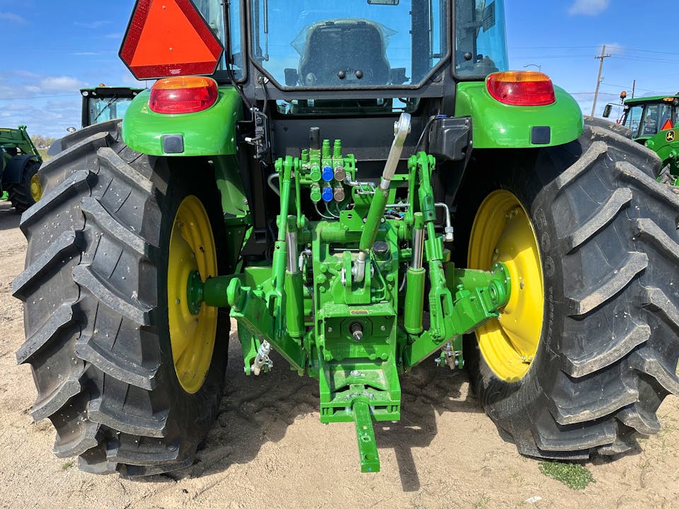 John Deere 6135E