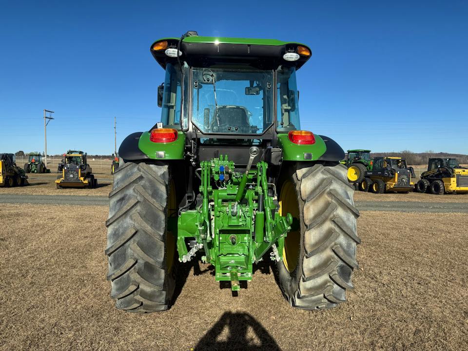 John Deere 6135E
