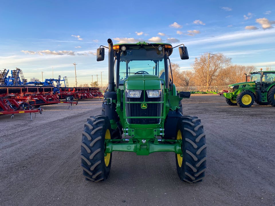 John Deere 6135E