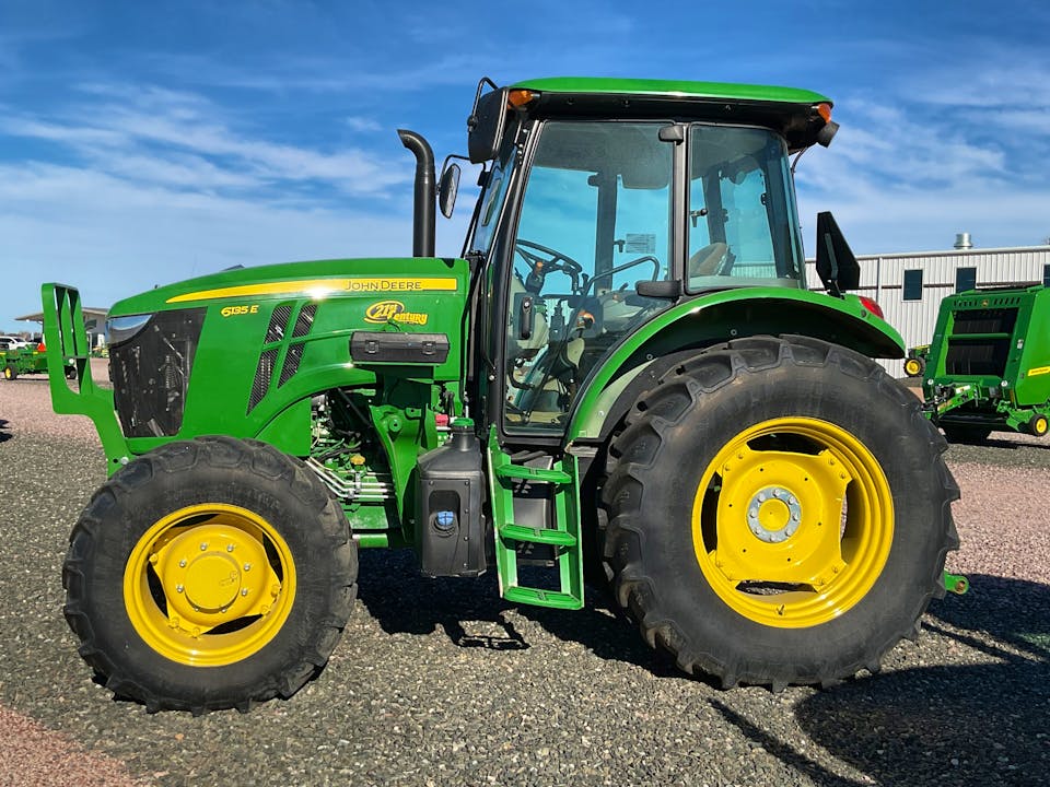 John Deere 6135E