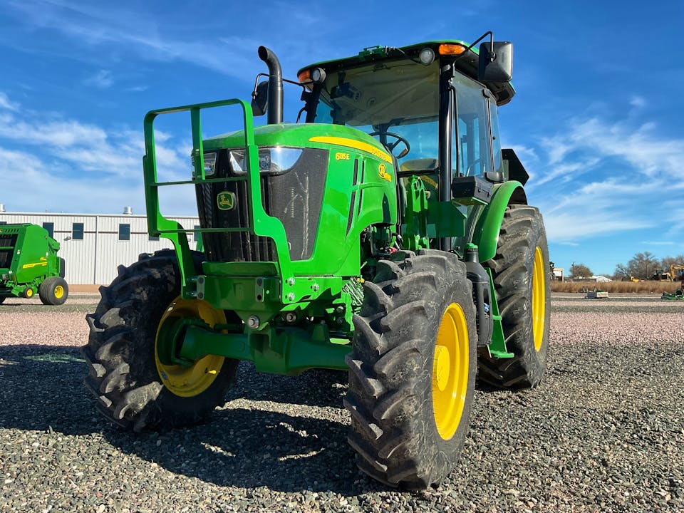 John Deere 6135E