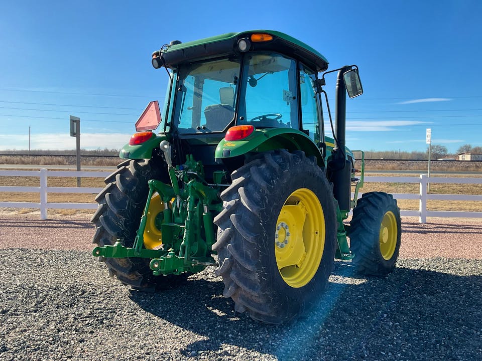 John Deere 6135E