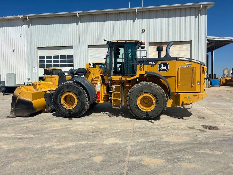 John Deere 744P