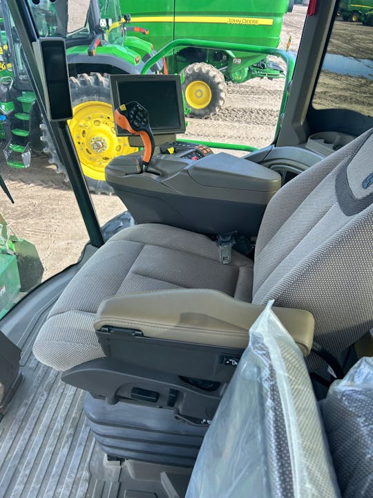 John Deere W235R