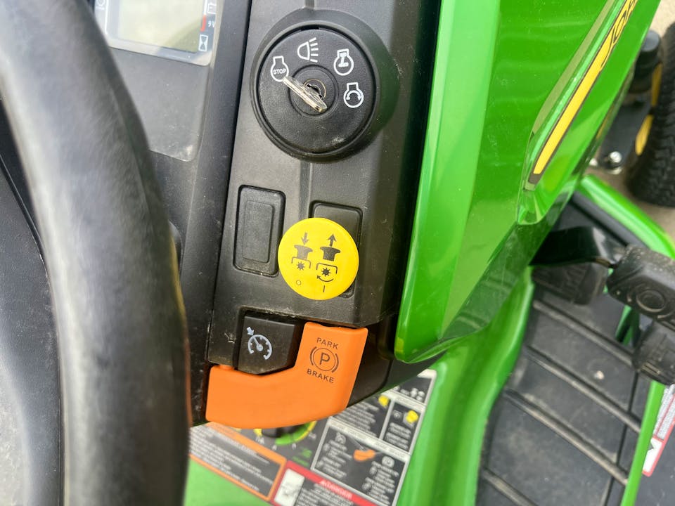 John Deere X370 42A