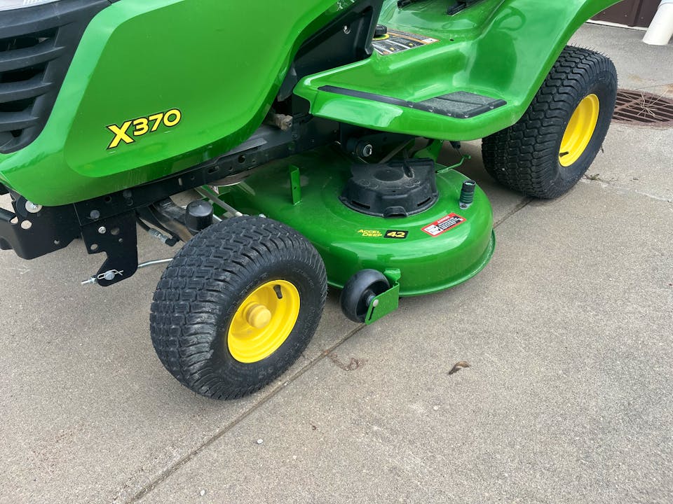 John Deere X370 42A