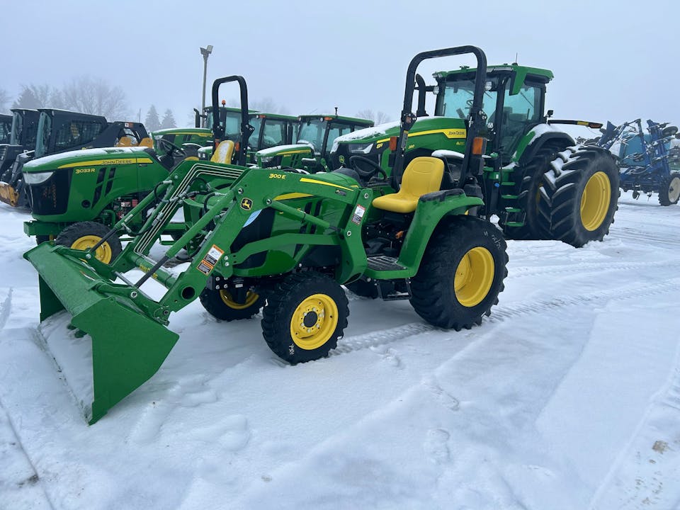John Deere 3032E