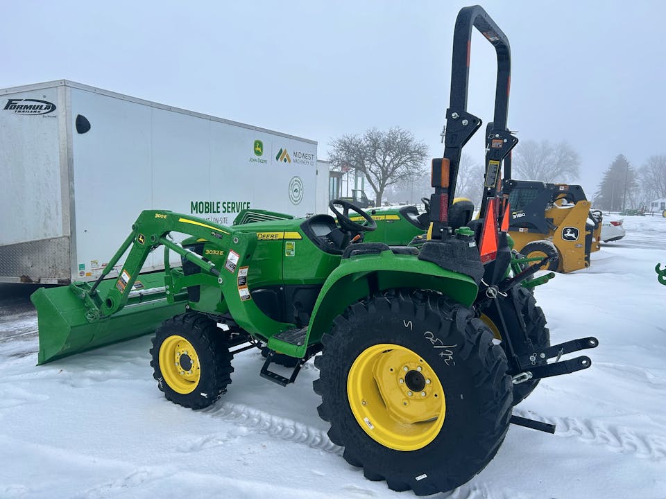 John Deere 3032E