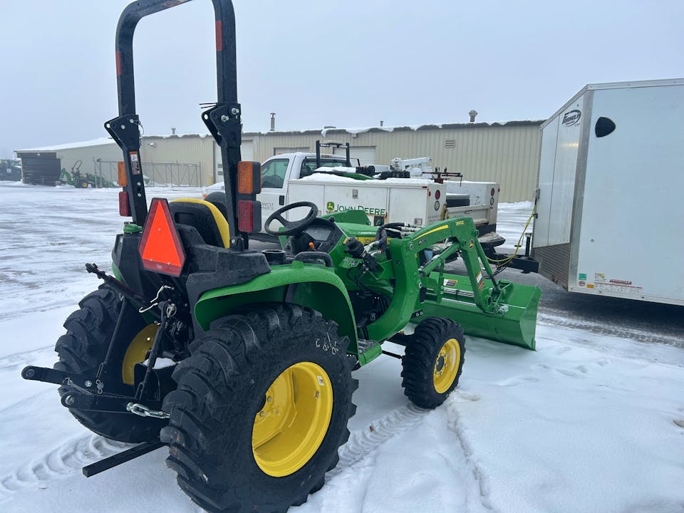 John Deere 3032E