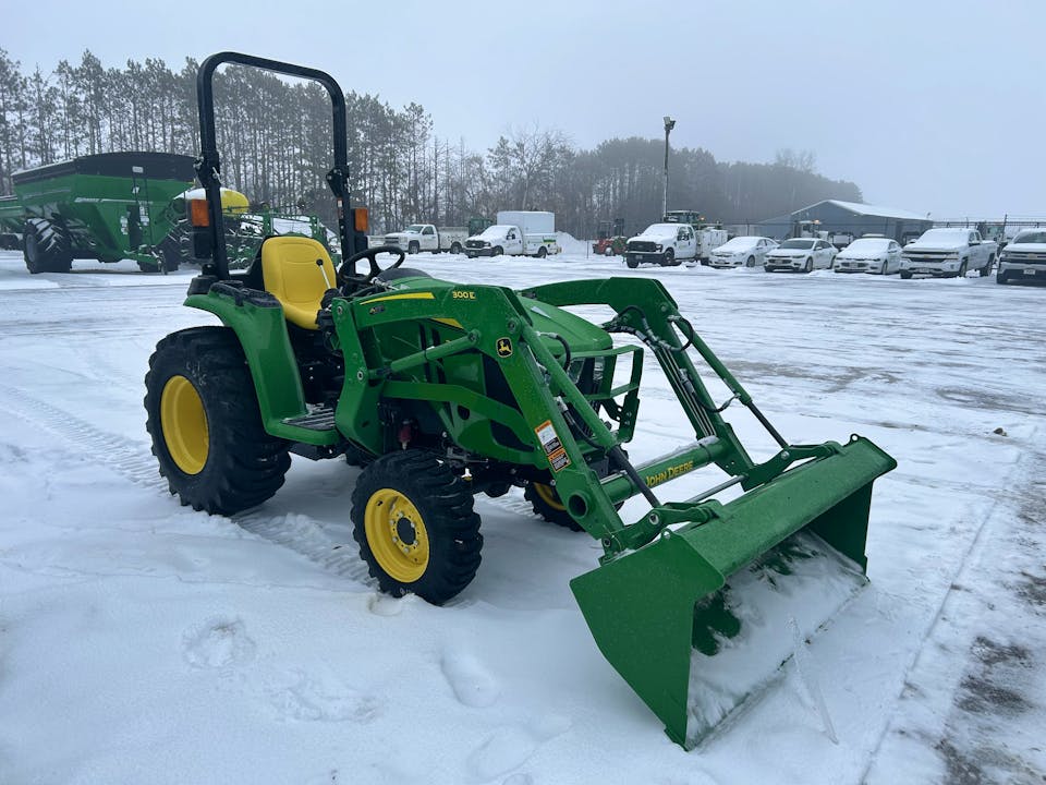 John Deere 3032E