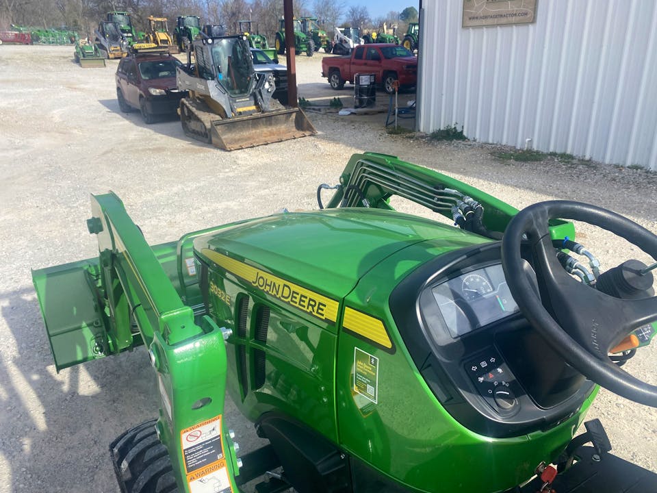 John Deere 3032E