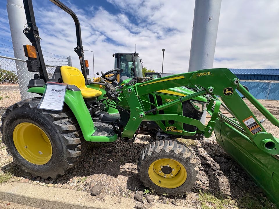 John Deere 3032E