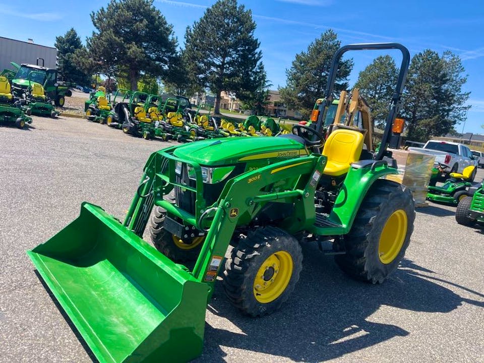 John Deere 3032E