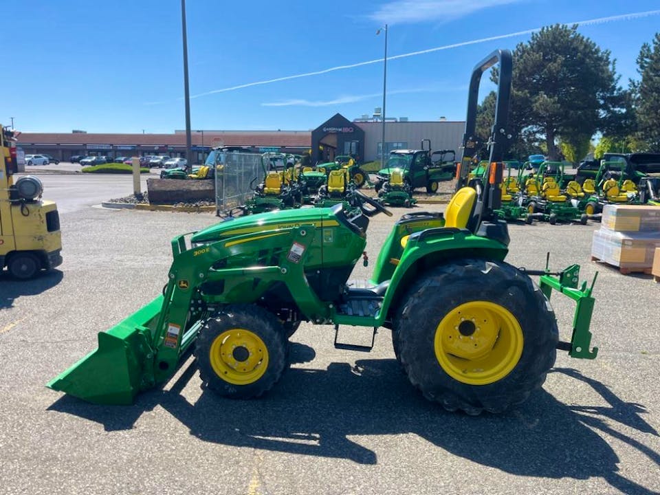 John Deere 3032E