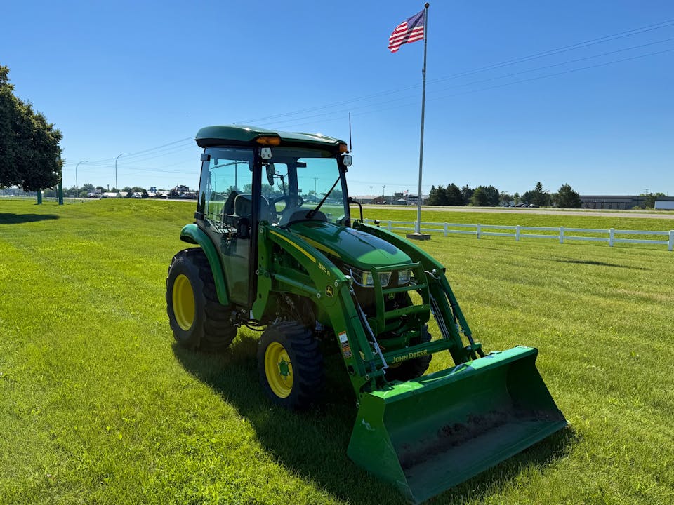 John Deere 3046R