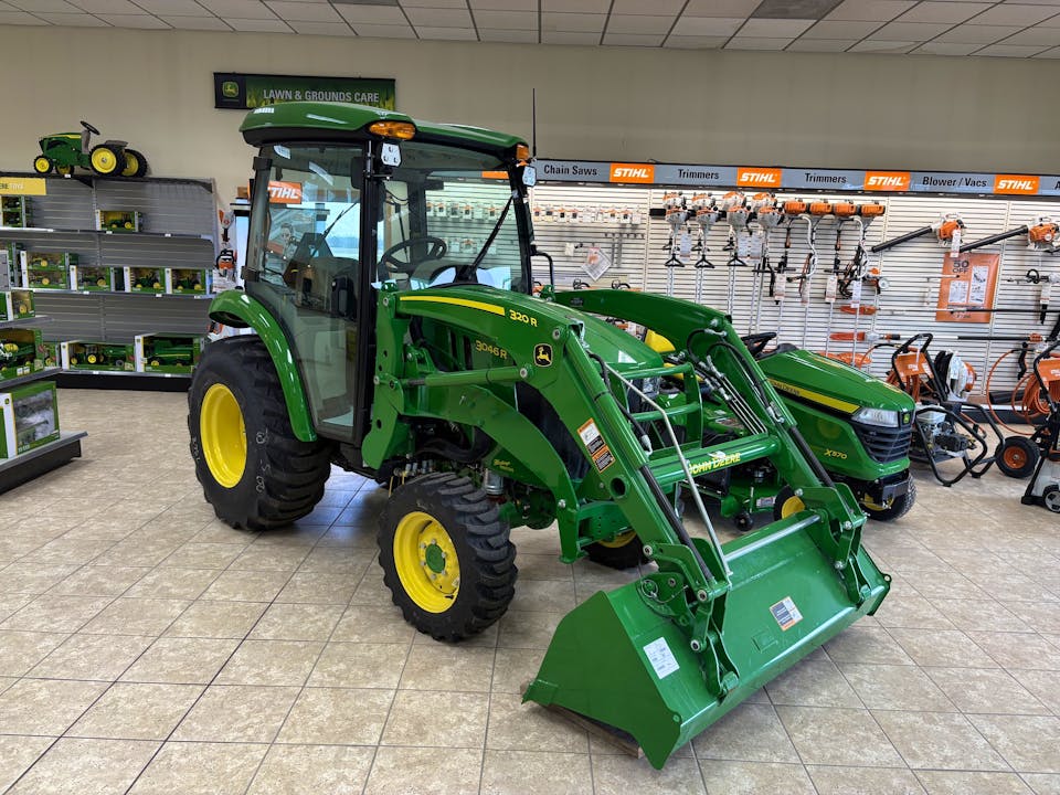John Deere 3046R
