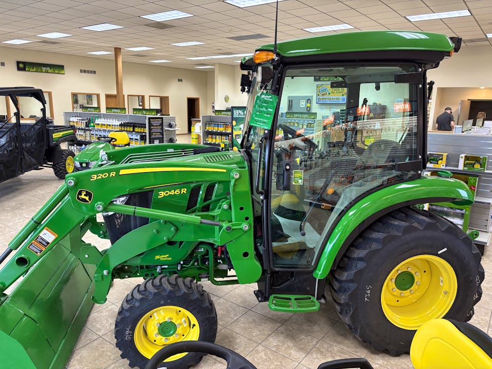 John Deere 3046R