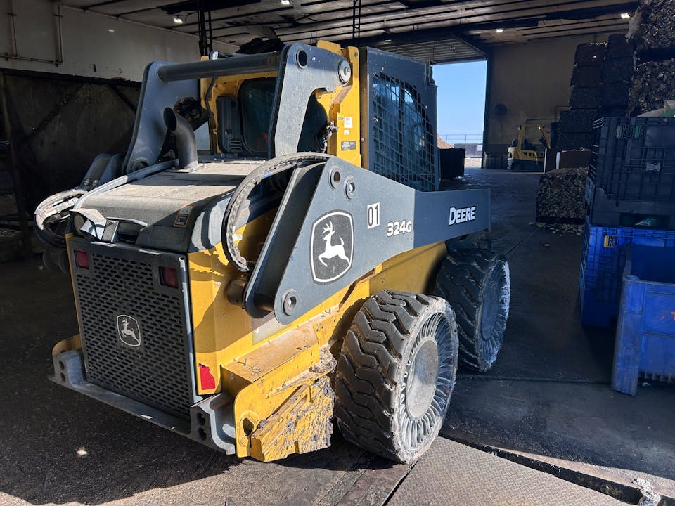 John Deere 324G
