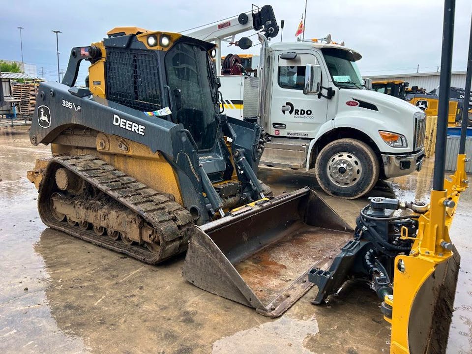 John Deere 335 P