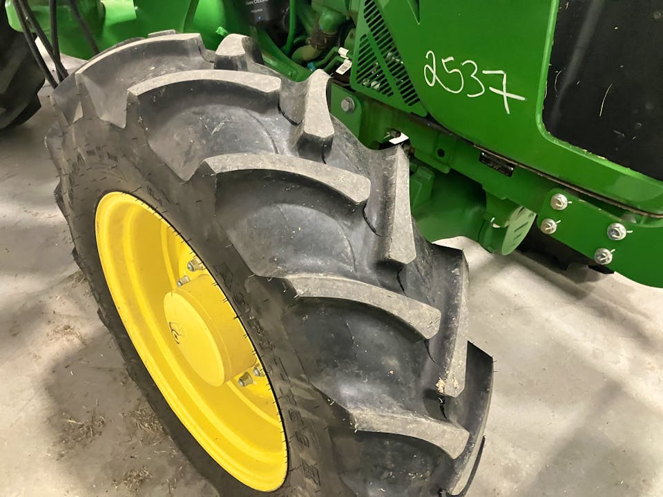 John Deere 5090E