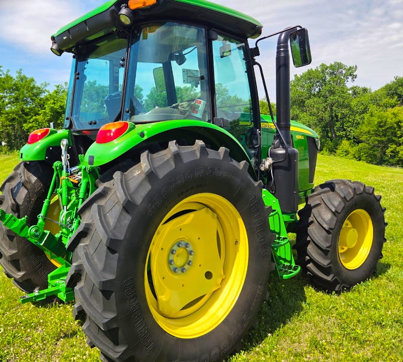 John Deere 6135E