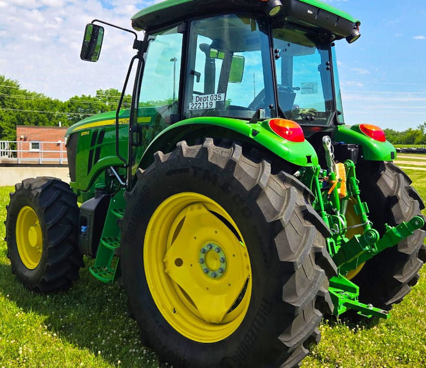 John Deere 6135E