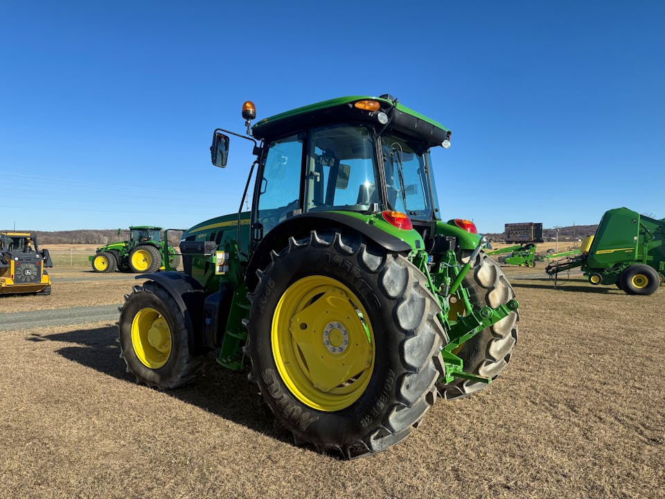 John Deere 6135E