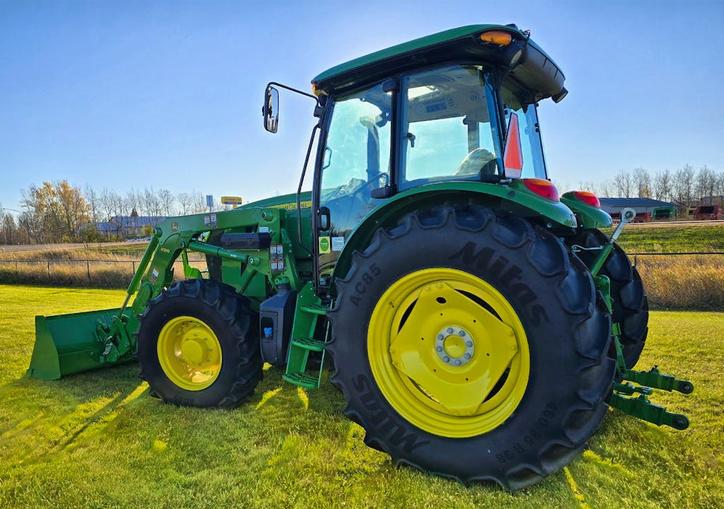 John Deere 6135E