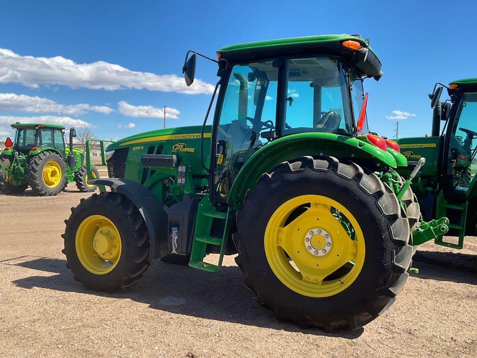 John Deere 6135E