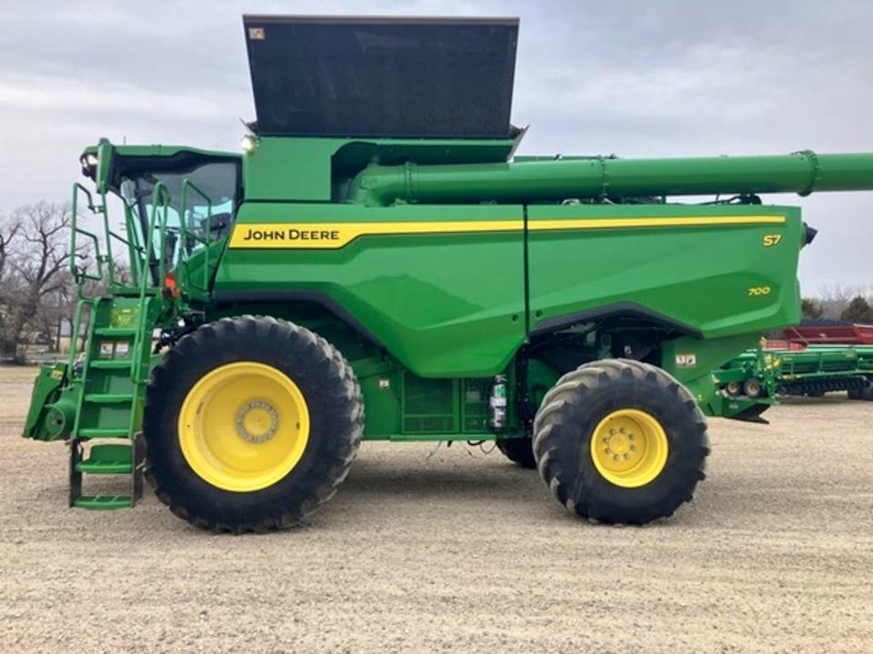 John Deere S7 700