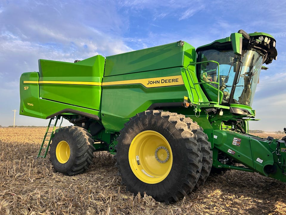 John Deere S7 700