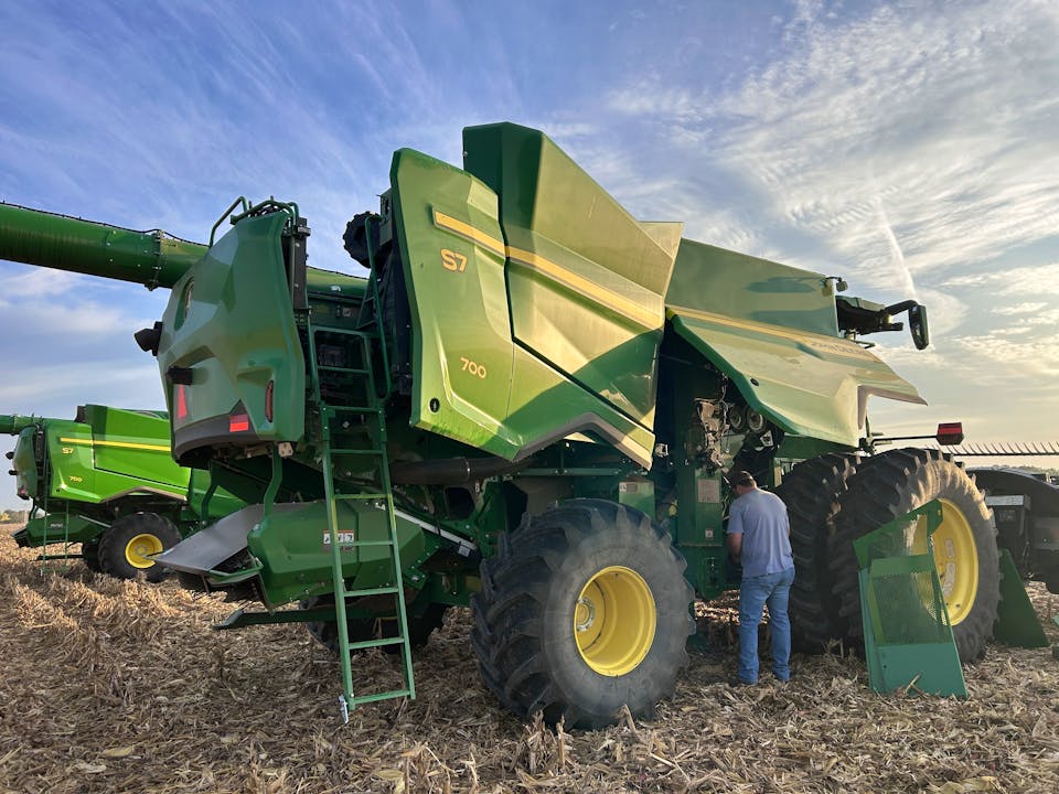 John Deere S7 700